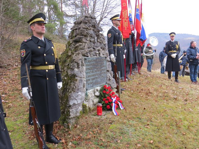Obletnico bitke so počastili tudi pripadniki slovenske vojske. FOTO: Bojan Rajšek/Delo