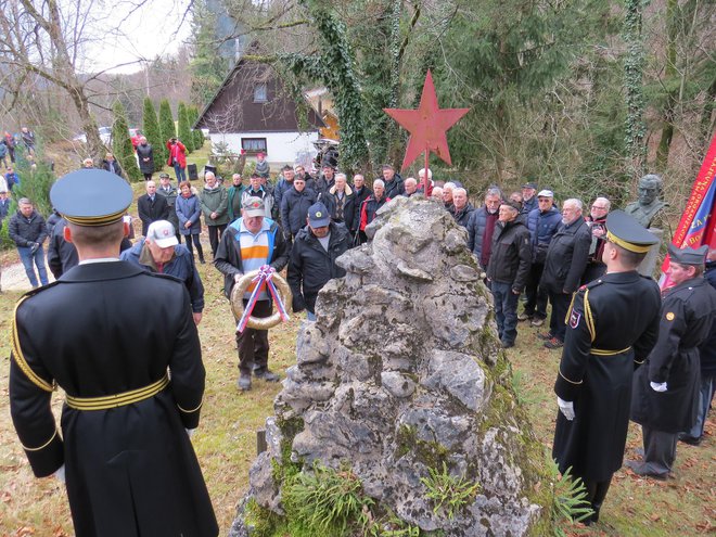 K partizanskemu spomeniku so položili venec. FOTO: Bojan Rajšek/Delo
