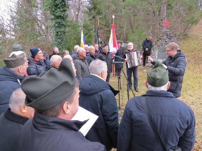 Iz grl Partizanskega pevskega zbora je daleč naokoli odmevala pesem o komandantu Stanetu. FOTO: Bojan Rajšek/Delo