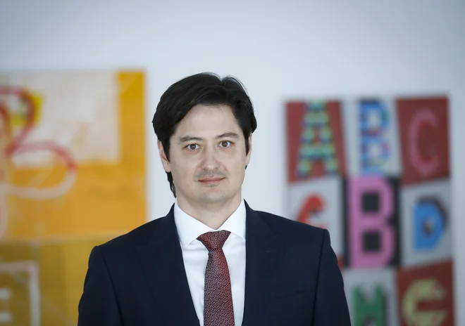 V Sloveniji je asimetrija med cenami bančnih kreditov in obrestmi, ki jih banke dajejo varčevalcem za depozite. Vlagatelji imajo veliko oportunitetno izgubo, ker se ne zavedajo, da obstajajo alternative, ki so po tveganju primerljive, če ne boljše v primerjavi z bančnimi depoziti, pravi Sašo Šmigić. FOTO: Jože Suhadolnik/Delo