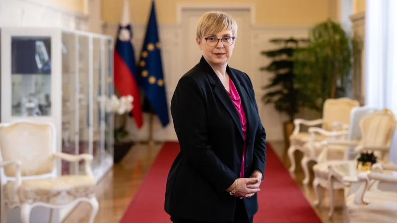 Današnji praznik je po besedah predsednice po prvem poimenovanju dan samostojnosti dobil dodatek, in sicer dan samostojnosti in enotnosti. »In prav ta beseda enotnost, če dodam zraven še solidarnost, se mi zdi, je izjemno pomembna za našo državo.« FOTO: Črt Piksi