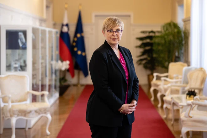 Današnji praznik je po besedah predsednice po prvem poimenovanju dan samostojnosti dobil dodatek, in sicer dan samostojnosti in enotnosti. »In prav ta beseda enotnost, če dodam zraven še solidarnost, se mi zdi, je izjemno pomembna za našo državo.« FOTO: Črt Piksi