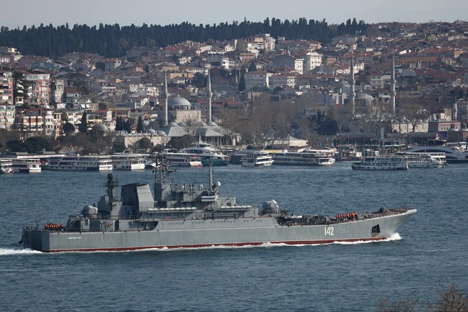 Ruska bojna ladja Novočerkask leta 2021 v Bosporju. FOTO: Murad Sezer/ Reuters