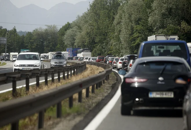 V končni ceni bencina davki predstavljajo 56 odstotkov zneska, v končni ceni dizelskega goriva pa okoli 50 odstotkov. FOTO: Blaž Samec/Delo
