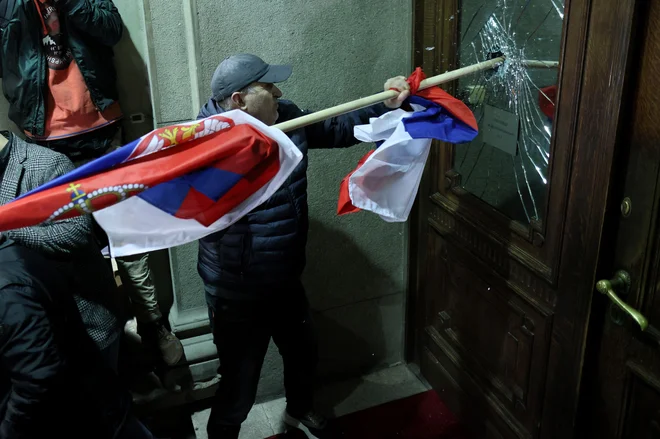 Poskus nasilnega vdora v stavbo mestne skupščine v Beogradu je sprožil nasilni odziv policije. Opozicijski organizatorji protestnega shoda so prepričani, da je vdor pripravila skupina z oblastjo povezanih provokatorjev. Foto Oliver Bunic Afp