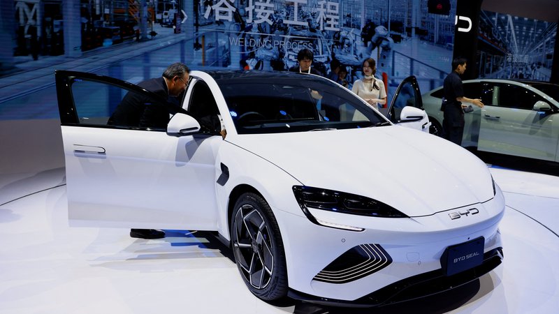 Fotografija: BYD, v katerem je delničar tudi Warren Buffett, je največji kitajski proizvajalec električnih avtomobilov in priključnih hibridov. FOTO: Issei Kato/Reuters