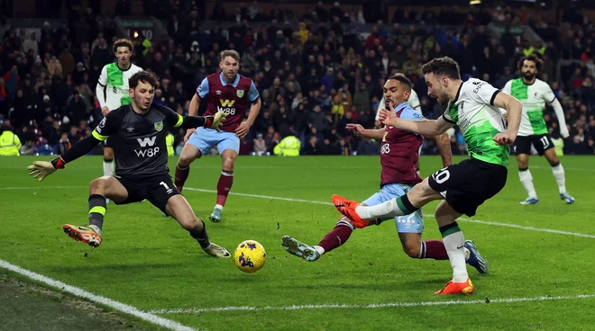 Diogo Jota je v izdihljajih tekme iz skorajda mrtvega kota postavil končni izid. FOTO: Phil Noble/Reuters