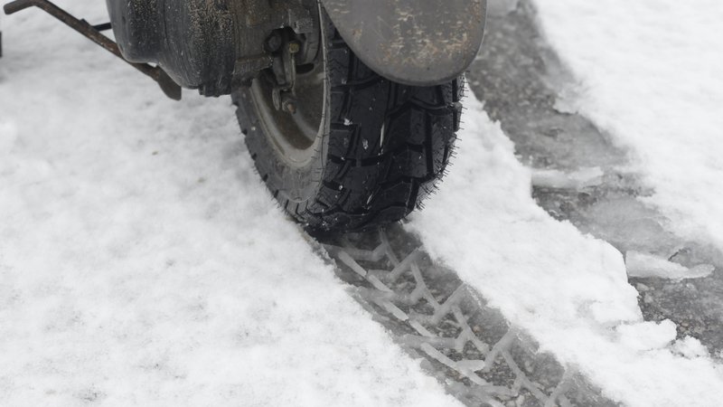 Fotografija: Nekateri proizvajalci pnevmatik imajo v programu tudi zimske pnevmatike M+S za motocikle in skuterje. FOTO: Leon Vidic