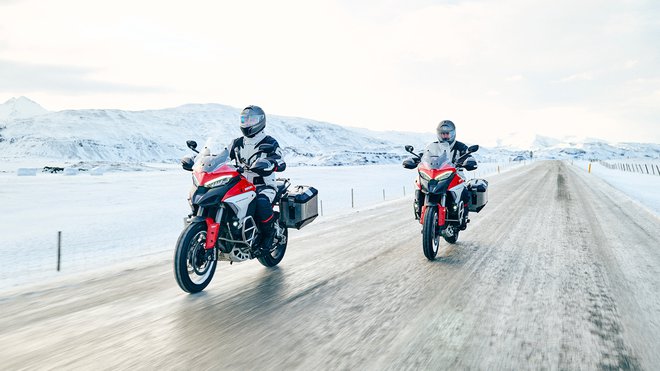 Če se odločimo za zimsko vožnjo, so nujni primerna oblačila in oprema, tile motocikli so imeli celo ježevke. FOTO: Ducati