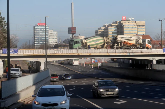 Začetek prenove železniškega nadvoza na Dunajski cesti v Ljubljani. FOTO: Blaž Samec/Delo