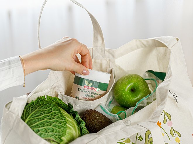 V bombažnih nakupovalnih torbah študentov ALUO je tudi žepek za SPAR mrežaste vrečke za sadje in zelenjavo. Foto Spar