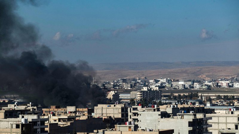 Fotografija: Dim nad Qamishlijom v Siriji po turškem napadu. FOTO: Delil Souleiman/AFP