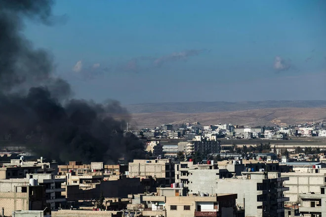 Dim nad Qamishlijom v Siriji po turškem napadu. FOTO: Delil Souleiman/AFP