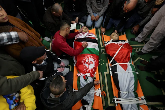 Pogreb Palestincev, ubitih na Zahodnem bregu. FOTO: Mussa Issa Qawasma/Reuters