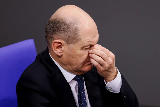 Četudi je malo verjetno, da bo vlada razpadla, si je z novim proračunskim kompromisom za leto 2024 kancler Olaf Scholz nakopal nove sovražnike. FOTO: Liesa Johannssen/REUTERS