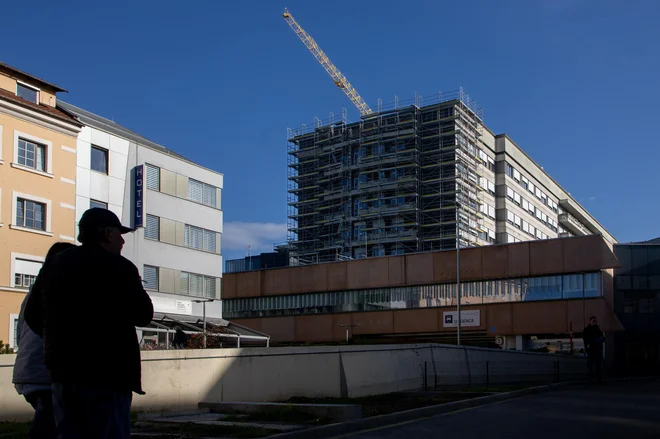 Pred letom in pol se je začela prenova 50 let starega UKC, kar je najtežji zalogaj, saj v njem hkrati zdravijo najhuje bolne ljudi v državi. FOTO: Voranc Vogel/Delo