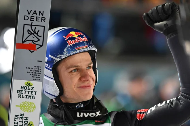 Nemec Andreas Wellinger se je takole veselil kvalifikacijske zmage. FOTO: Kerstin Joensson/AFP