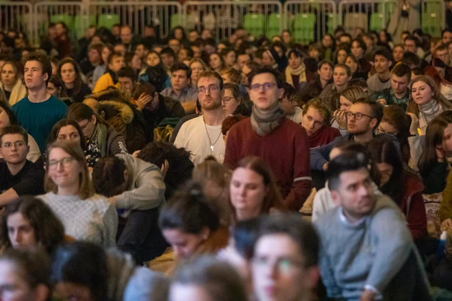 Tema tokratnega srečanja je Skupaj na poti, spodbudilo pa naj bi jih k poživitvi svojega duhovnega življenja, da bi postali nosilci miru, sprave in solidarnosti. FOTO: Voranc Vogel