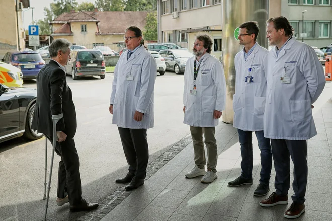 Dvojni obisk – Predsednik vlade kot začasni minister za zdravje na obisku pediatrične kinike. FOTO: Blaž Samec