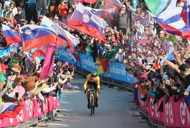 Giro d'Italia – Primož Roglič na peklenskem klancu na Svete Višarje. FOTO: Jože Suhadolnik