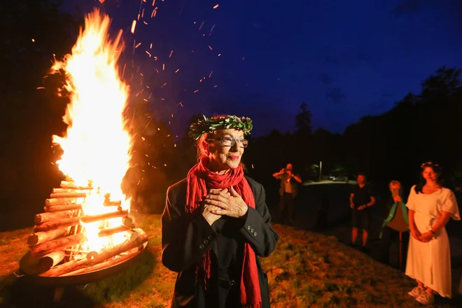 Kresnik na Rožniku – Nagrado je v imenu pokojnega moža Lada Kralja prevzela Jožica Avbelj. FOTO: Matej Družnik