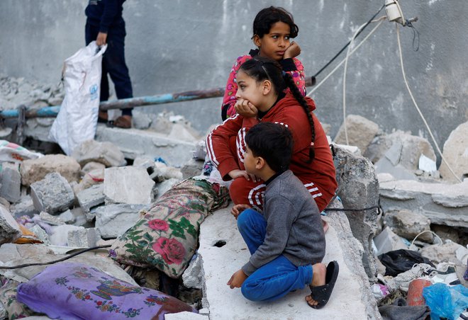 Palestinski otroci na ruševinah stavb, ki so jih uničili Izraelci. FOTO: Ibrahim Abu Mustafa/Reuters