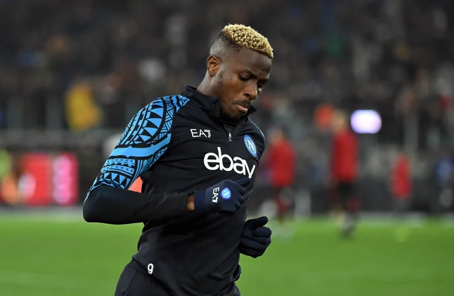 Nigerijec pri Napoliju Victor Osimhen je s pogodbo v »zadnji minuti«, s katero je postal najbolje plačani nogometaš v Italiji, ušel tudi plačilu višjega davka po novi zakonodaji.FOTO: Alberto Lingria/Reuters