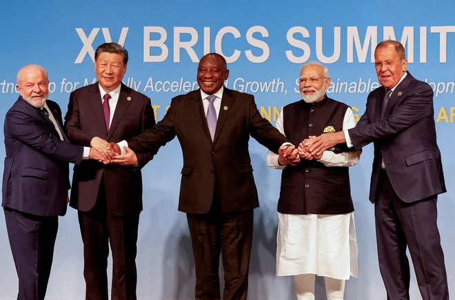 Dosedanjim članicam Bricsa se bo pridružilo pet novih. Na fotografiji (z leve) brazilski predsednik Luiz Inácio Lula da Silva, kitajski predsednik Xi Jinping, južnoafriški predsednik Cyril Ramaphosa, indijski premier Narendra Modi in ruski zunanji minister Sergej Lavrov. FOTO: Gianluigi Guerica/Reuters