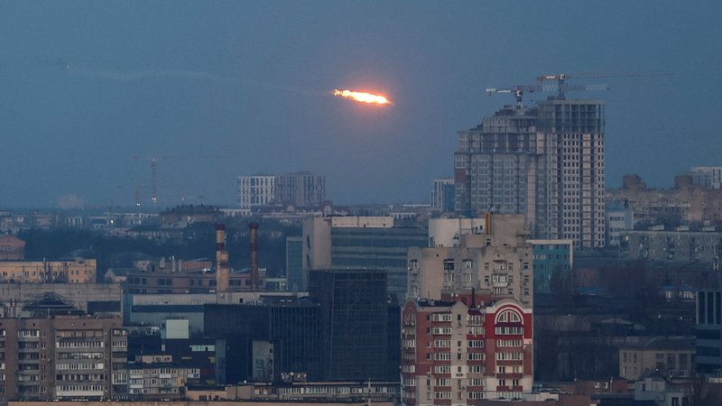 Fotografija: Incident nad vzhodno Poljsko je mogoče povezati z današnjim obsežnim ruskim raketnim napadom na Ukrajino. FOTO: Gleb Garanich/Reuters