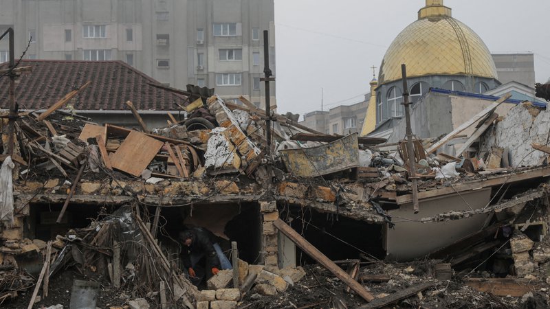 Fotografija: Porušene stavbe v Odesi po ruskem zračnem napadu. FOTO: Stringer Reuters