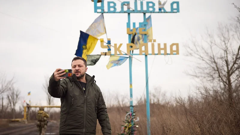 V EU veča se zavedanje, da Vladimir Putin vztraja pri svojih ciljih z začetka invazije in da bo vojna dolga. Ukrajinski predsednik Volodimir Zelenski je v petek obiskal napol obkoljeno Avdijivko. FOTO: UKRAINIAN PRESIDENTIAL PRESS SERVICE/AFP