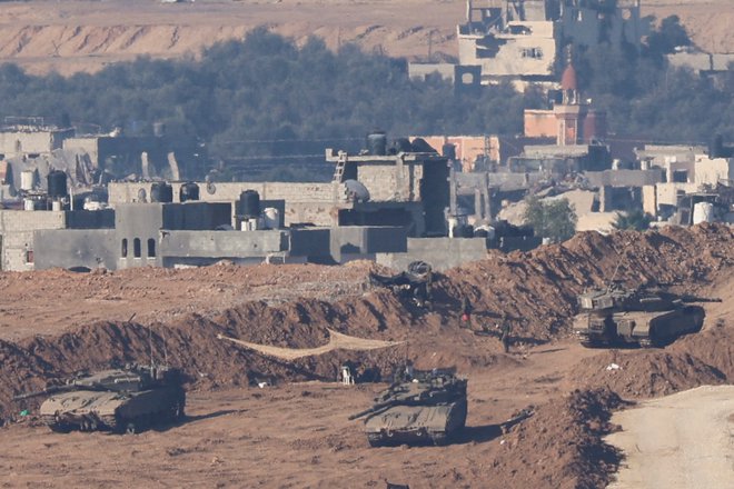 Izraelska vojska na zsedenm ozemlju Gaze. FOTO: Violeta Santos Moura/Reuters