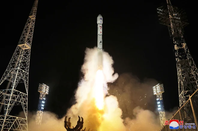 21. novembra so iz Severne Koreje izstrelili satelit. V 2024 naj bi temu dodali še tri vohunske satelite. FOTO: AFP