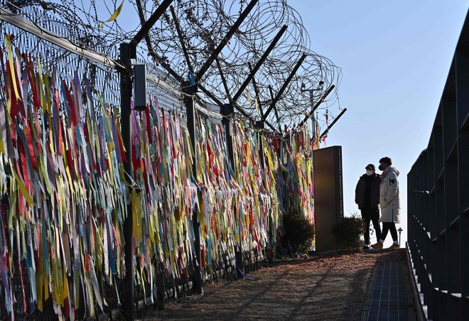 Ob razmejitvi je ogromno sporočil, ki pozivajo k miru in združitvi obeh Korej. FOTO: Jung Yeon-je/AFP
