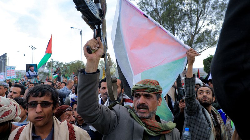Fotografija: Demonstranti kričijo slogane v podporo Gazi med pohodom skozi mesto Sanaa, ki ga nadzorujejo Hutiji. FOTO: Mohammed Huwais/AFP