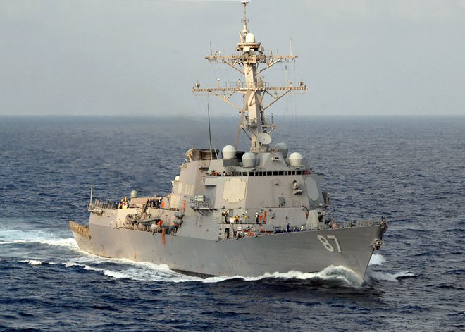 Ameriški rušilec USS Mason, ki sestreljuje drone in protiladijske balistične izstrelke. FOTO: Katrina Parker/AFP