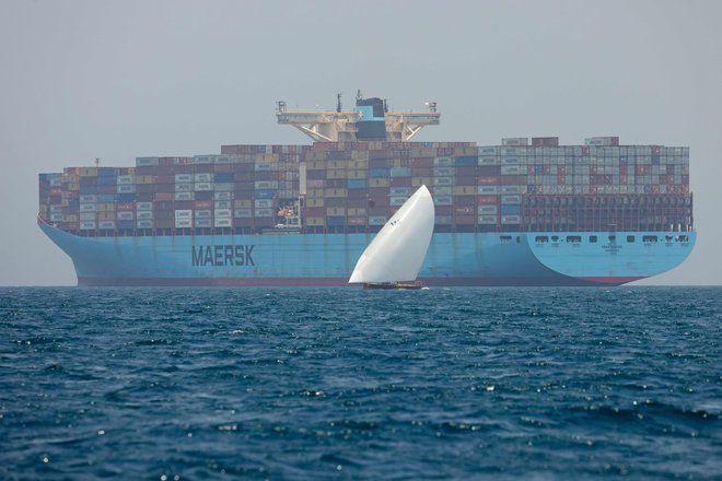 Kontejnerska ladja Ebba Maersk v Rdečem morju. Maersk je danes za 48 ur ustavil vse poti po Rdečem morju. FOTO: Karim Sahib/AFP