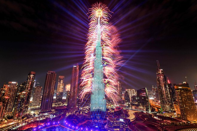 Tradicionalna točka novoletnega spektakla v Dubaju je tamkajšnja stolpnica Burdž Kalifa. FOTO: Ryan Lim/AFP