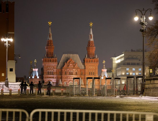 Moskovski rdeči trg je med novoletnim praznovanjem zastražen in zaprt za javnost. FOTO: Maxim Shemetov/Reuters
