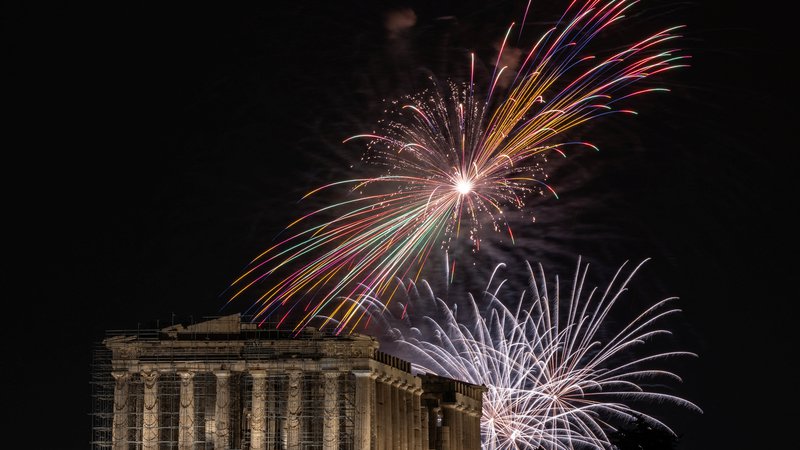 Fotografija: Tradicionalen ognjemet nad atenskim Partenonom. FOTO: Alkis Konstantinidis/Reuters