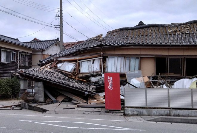 Porušena stavba v Išikavi. FOTO: Kyodo/Reuters