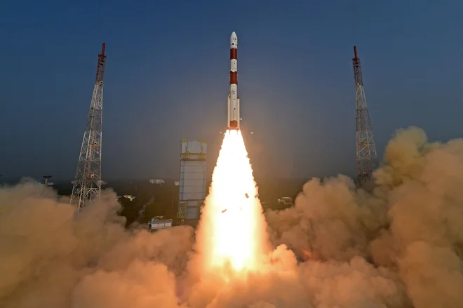 Raketa z rentegnskim satelitom za preučevanje črnih lukenj je poletela z izstrelišča v Sriharikoti. FOTO: Isro/AFP