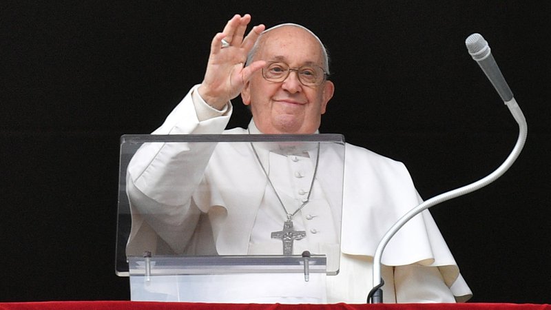 Fotografija: Papež Frančišek je poudaril pomembno vlogo žensk v svetu. FOTO: Reuters

 