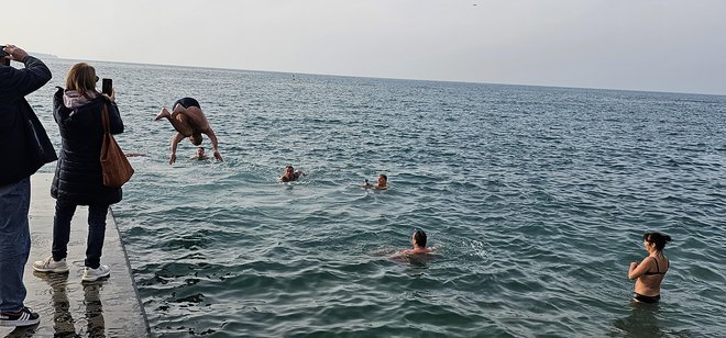 Novoletni skok v morje FOTO: Boris Šuligoj

 