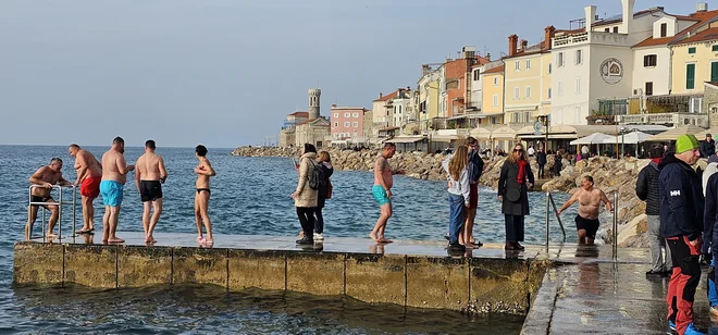 Novoletni skok v morje. FOTO: Boris Šuligoj

 