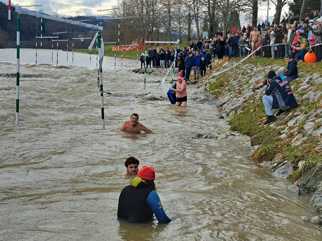 Na bregu je plavalce spodbujalo več kot tisoč obiskovalcev. FOTO: Špela Kuralt/Delo