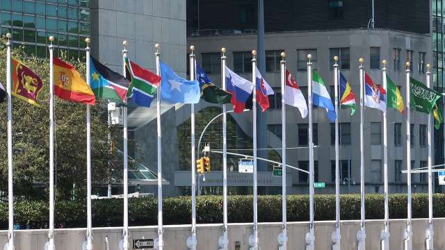 Fotografija: Zastave pred poslopjem Združenih narodov. FOTO: Robi Poredoš/STA