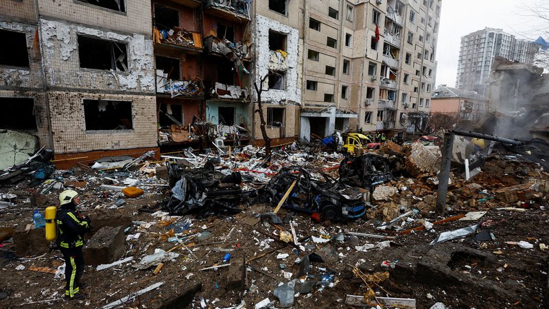 Fotografija: Ukrajinska prestolnica Kijev je bila davi cilj silovitega ruskega raketnega napada.  FOTO: Valentyn Ogirenko/Reuters