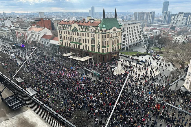 Opozicijski shod, ki ga je organizirala skupina srbskih intelektualcev, zbranih v okviru pobude ProGlas, je takole napolnil beograjske ulice. Foto Fedja Grulovic/Reuters