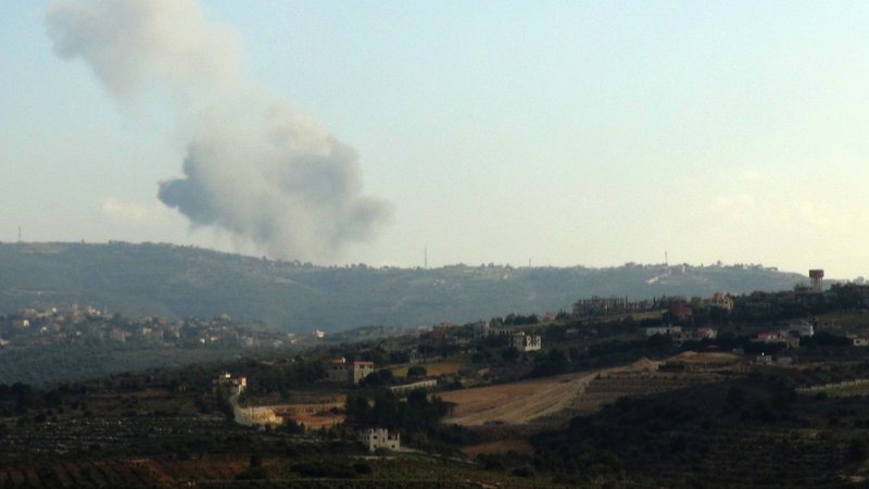 Fotografija: Izrael že več dni bombardira vasi in mesta na jugu Libanona. FOTO: AFP